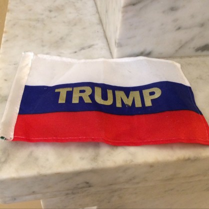 Върху руските флагове беше изобразено името ”Тръмп”