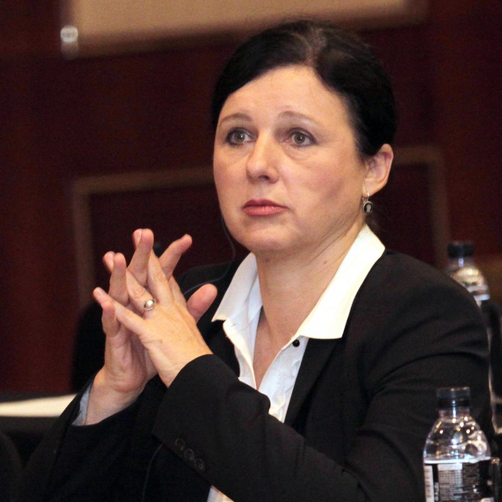 Еврокомисар Вера Йоурова вече е отговорила на писмото на българката