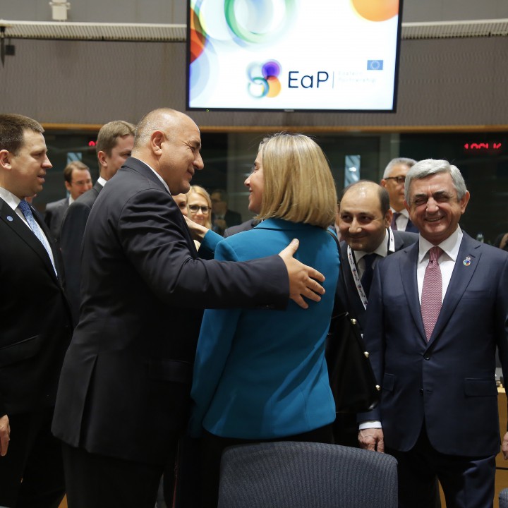 Бойко Борисов прегърна и Федерика Могерини. В дясно е президентът на Армения Серж Саркисян