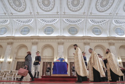 Свещениците отдават почитта си до ковчега на покойния румънски крал Михаил в бившия кралски дворец в Букурещ