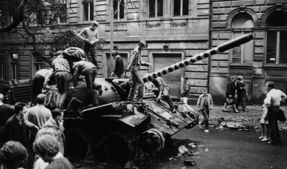 Деца се разхождат по изваден от строя съветски танк