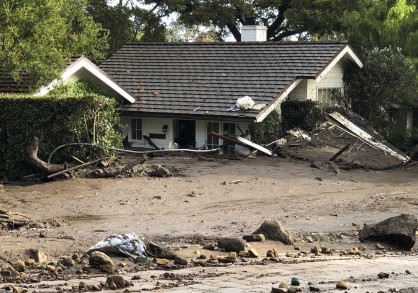 Къщи в калта край Монтесито, Калифорния, след бурята и дъжда в Калифорния