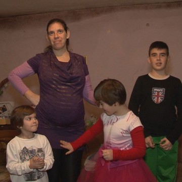 31-годишната Ивелина Митева с трите си деца