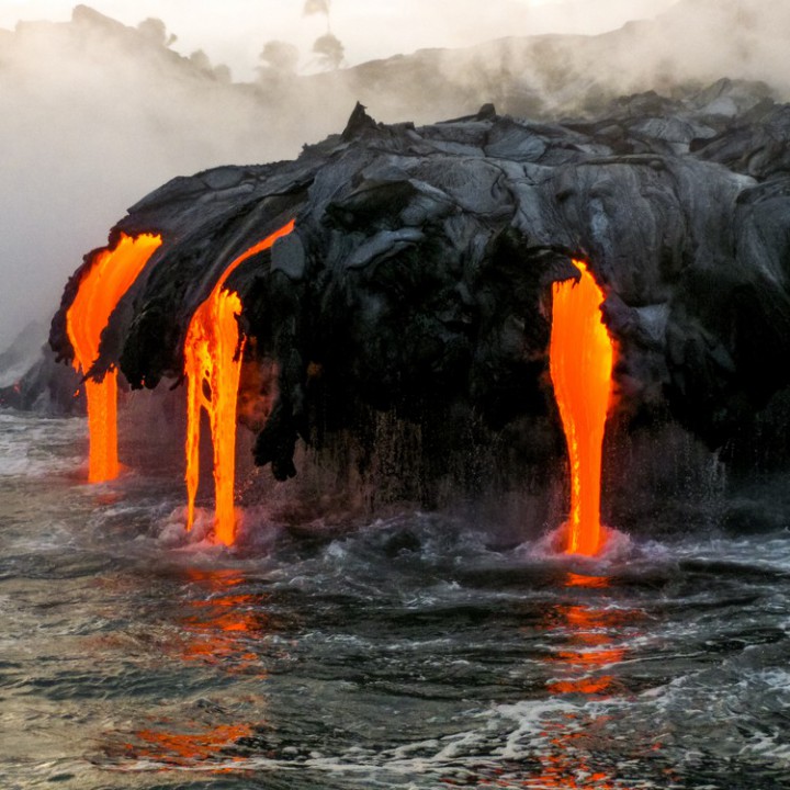 Вулканът Килауеа периодично излива разтопена базалтова скала в Тихия океан