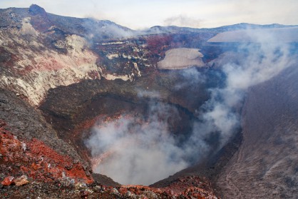 Кратерът на вулкана Вилярика в Чили, с езерото от течна лава на дъното