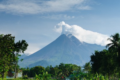 Вулканът Мерапи на о-в Джава кротко бълва пара, но е определен за един от потенциално опасните тази година