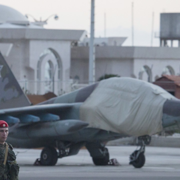 Руски самолети под охрана в базата Хмейни