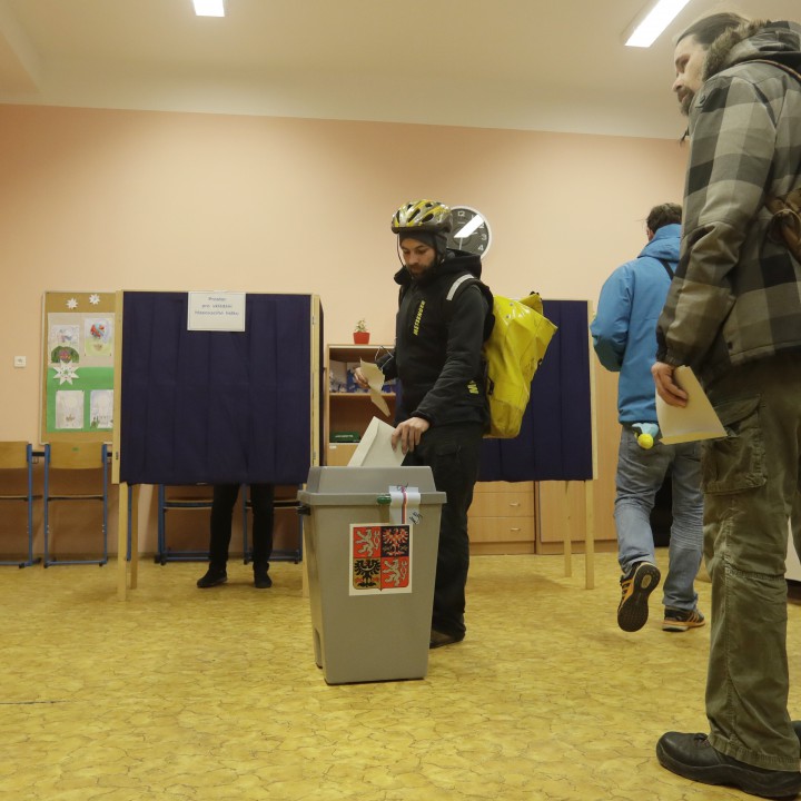Гласуването за президент на Чехия продълвжава и в събота