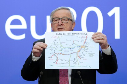 Жан-Клод Юнкер държи картата на газовия хъб Балкан, която му даде Бойко Борисов