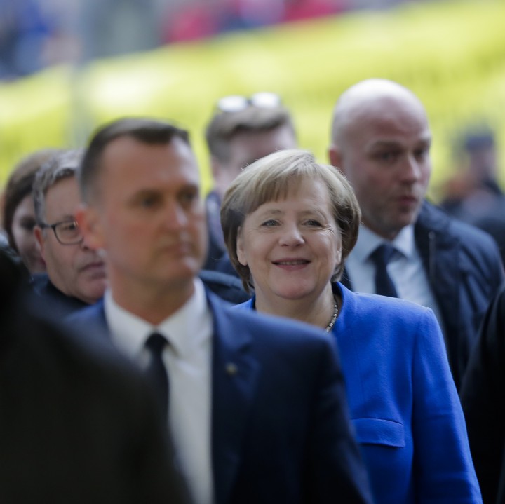 Ангела Меркел ще преговаря с Хорст Зеехофер и Мартин Шулц