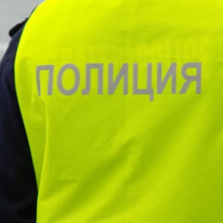 Униформени регулират движението по пътя Калотина-София