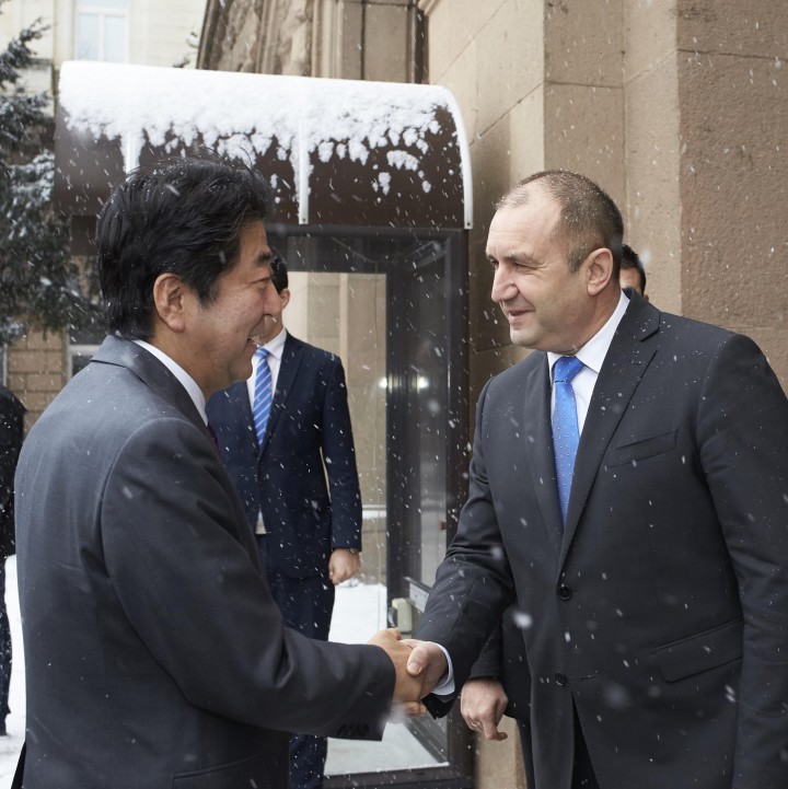 Япония подкрепя обединена Европа, заяви  Шиндзо Абе пред Румен Радев