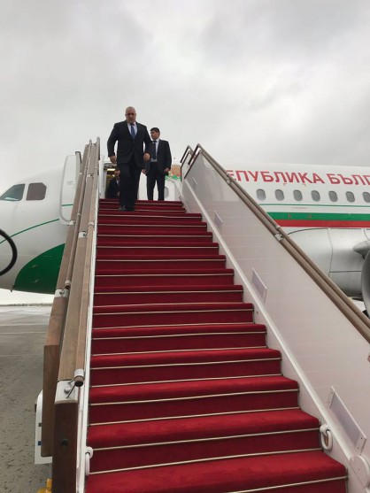 Бойко Борисов слиза от самолета в Баку
