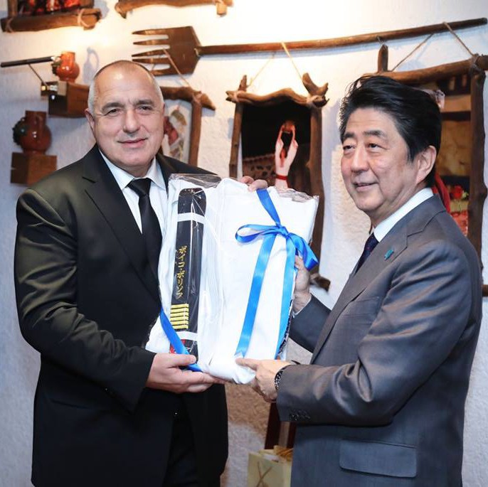 Шиндзо Абе връчи на Бойко Борисов кимоно екип и сертификат за 6-и дан от Международната карате организация по Киокушин-Кан