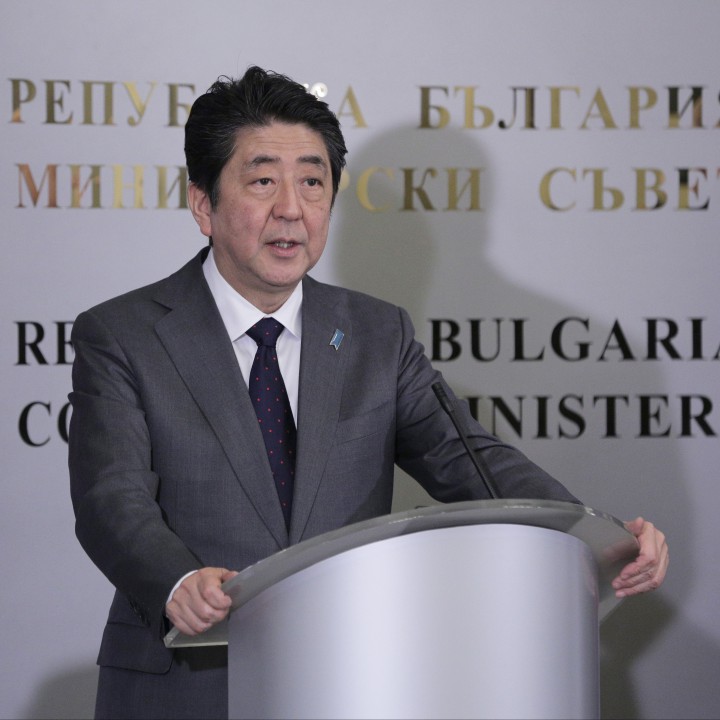 Премиерът на Япония Шиндзо Абе говори пред медиите в Министерски съвет
