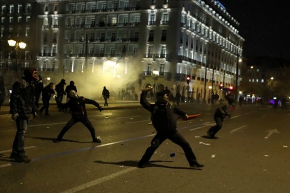 Крайнолеви демонстранти хвърляха запалителни бомби и камъни срещу полицията в Атина