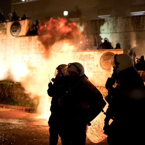 Крайнолеви демонстранти хвърляха запалителни бомби и камъни срещу полицията в Атина