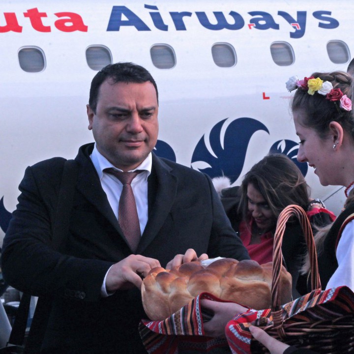 Ивайло Московски слезе от самолета и бе посрещнат с хляб и сол на българска земя