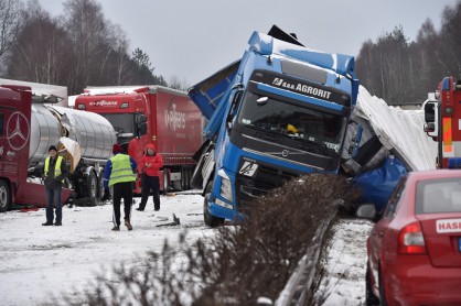 Снеговалежи затвориха магистрала и предизвикаха десетки катастрофи в Чехия