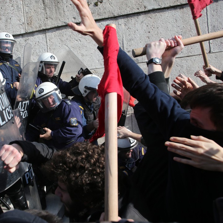 Гърция се раздира от протести срещу приетите нови мерки за икономии