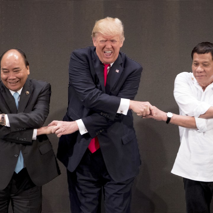 13 ноември 2017, среща на върха на АСЕАН: Тръмп между виетнамския и филипинския премиери Нгуен Суан Фук и Родриго Дутерте