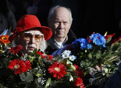 Жена държи цветя по време на погребението на косовския сръбски политик Оливер Иванович в Белград