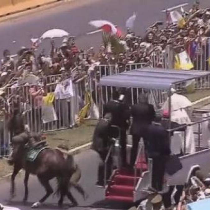 Папата спря конвоя си, за да помогне на полицай