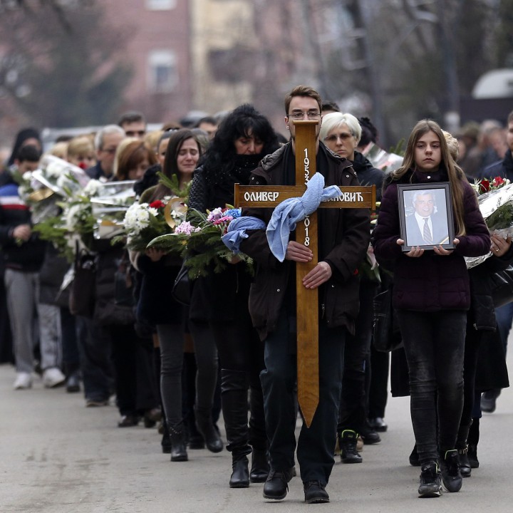 Стотици хора присъстваха на погребението на убития косовски сръбски политик Оливер Иванович
