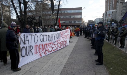 Протестиращи срещу членството на Македония в НАТО се събраха пред сградата на парламента