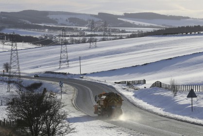 Полицията в Шотландия призова шофьорите да карат с ”изключително предпазливост” в условията на зимни условия