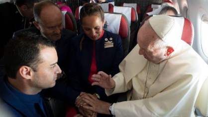 Папата венча двойка на борда на самолет