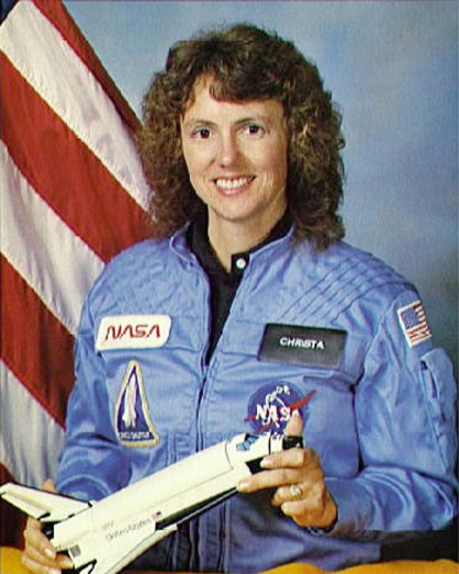 Учителката Криста Маколиф е избрана за първия гражданин на САЩ, който да полети в космоса, без да е свързан с НАС