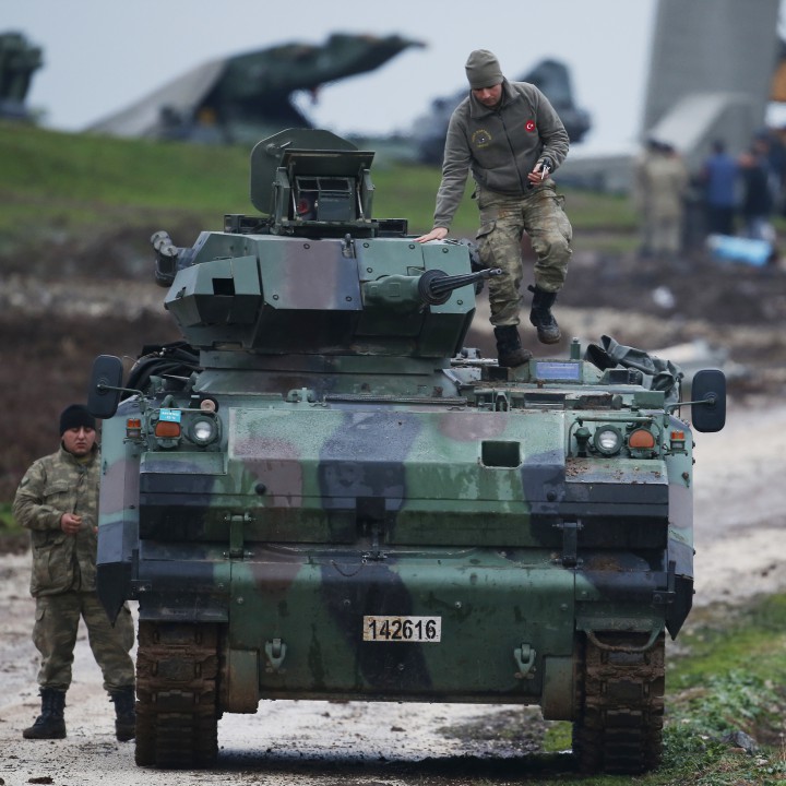 Турски войници се приготвят да напредват още на юг от Африн в Сирия