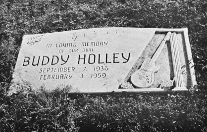 Любимата китара на Бъди Холи е дори на надгробната му плоча