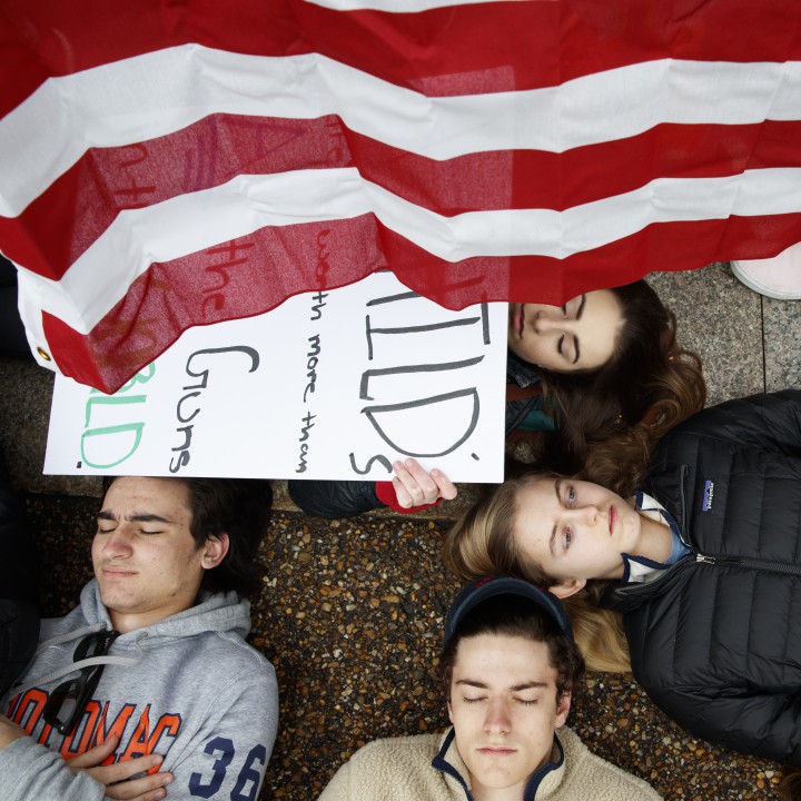 Ученици легнаха пред Белия дом в знак на протест срещу свободното носене на оръжие
