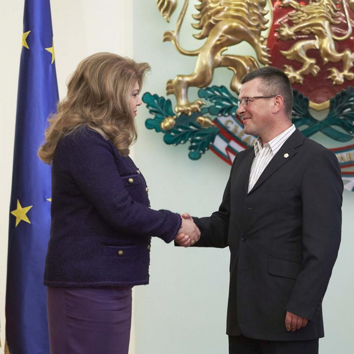 Вицепрезидентът Илияна Йотова връчи български документи на спасителя от Лим Сафет Баличевац
