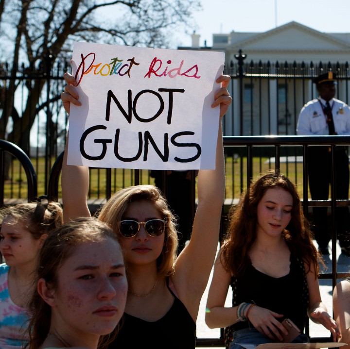 Ученически протест пред Белия дом: Защитете децата. Не на оръжията