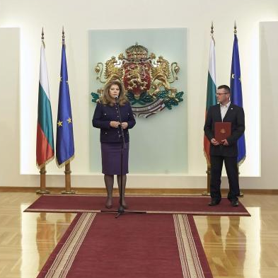 Вицепрезидентът Илияна Йотова връчи български документи на спасителя от Лим Сафет Баличевац