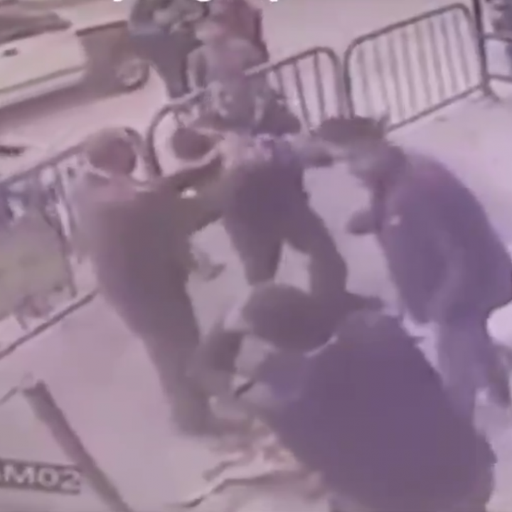 Полицаи хванаха дете, паднало от 3-ия етаж (видео)