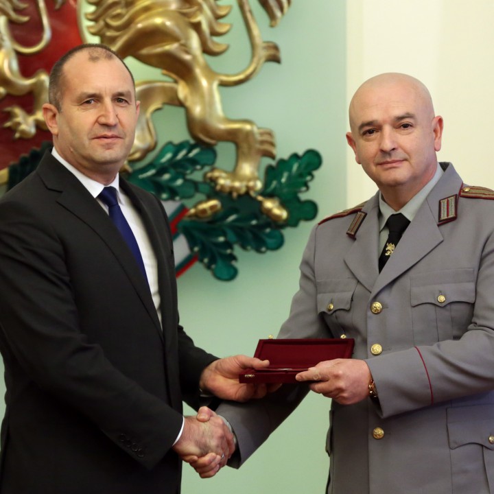 Президентът каза, че връчва пагоните на достоен български офицер
