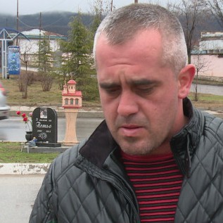 Петър Гевечанов и съпругата му са издигнали паметна плоча на сина си на мястото, където беше убит