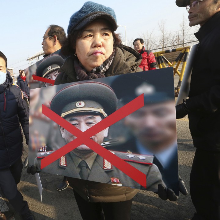 южнокорейски демонстранти опитаха без успех днес да блокират автоколоната на КНДР