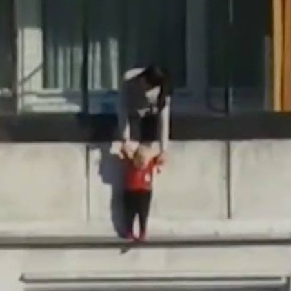 Видеозапис показва как бебето увисва от 8-ия етаж
