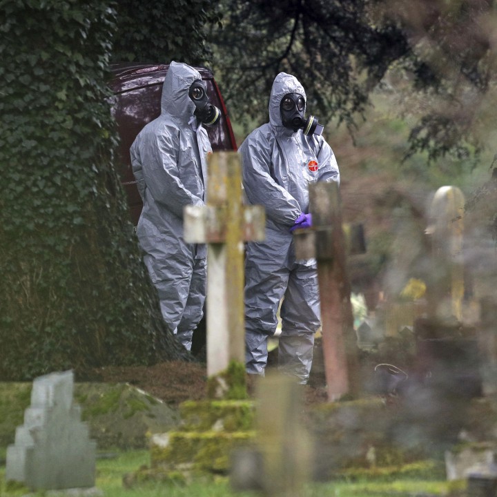 Агенти в защитни облекла в гробището на Солсбъри, където са погребани съпругата и синът на Сергей Скрипал