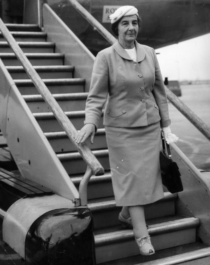 1958 г. - Голда Меир, още външен министър на Израел, пристига на лондонското летище