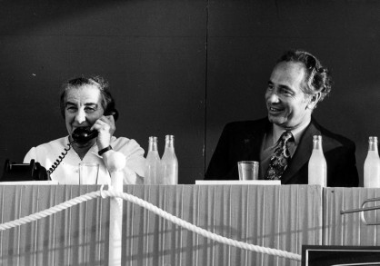 1972 г. - Меир говори по телефона с президента Никсън по новия сателитен телефон на транспортния министър Шимон Перес