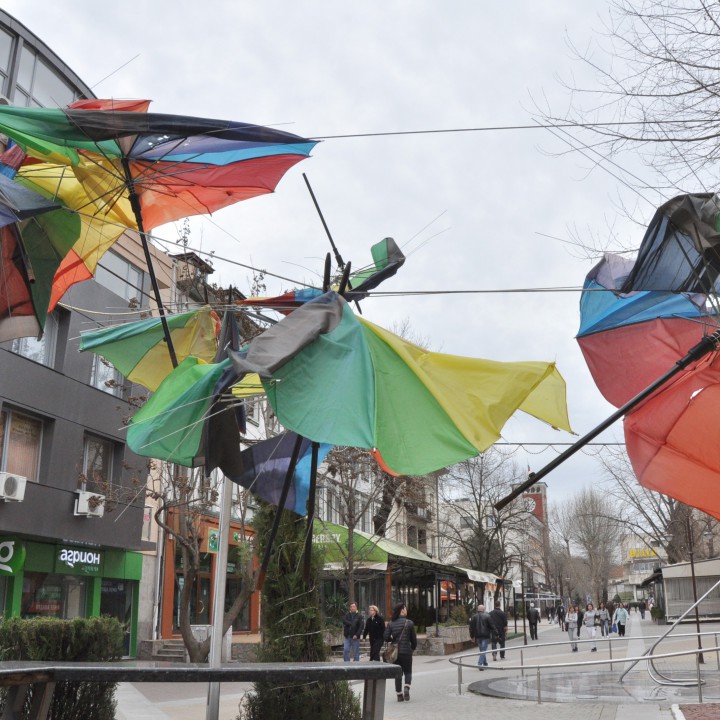 Силният вятър изпокъса атрактивната украса от цветни чадъри над заведение в центъра на Хасково