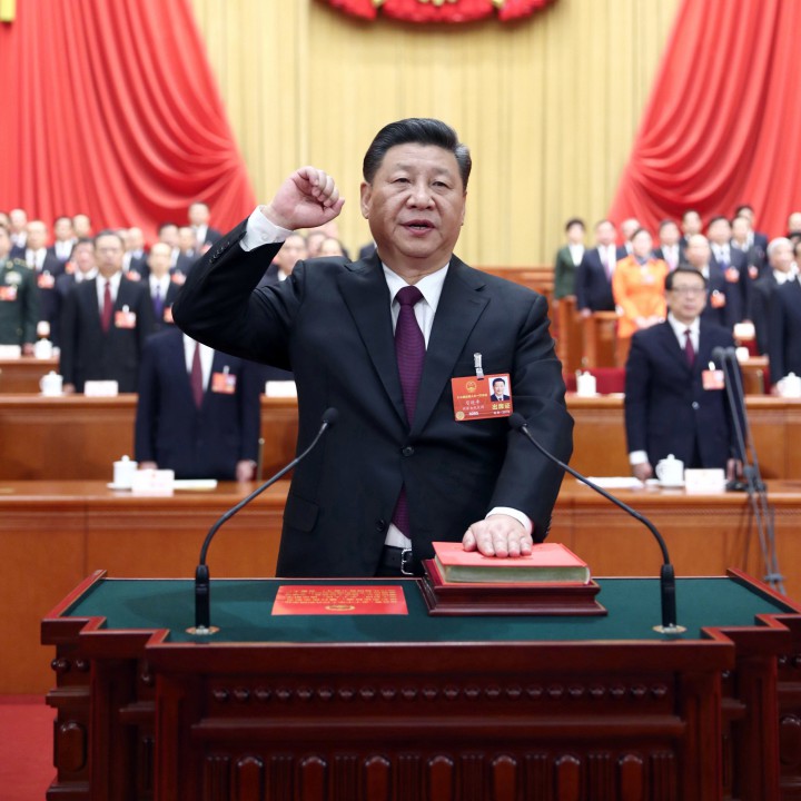 Заклевам се да работя за изграждането на велика социалистическа модерна страна, заяви Си Цзинпин за президент на Китай