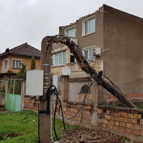 Бурята отнесе покрива на триетажна къща и прекърши стълб във Враца
