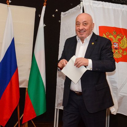 Георги Гергов гласува за Путин в дома за българо-руско приятелство